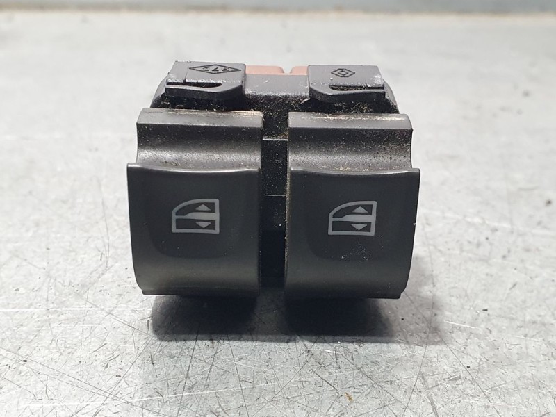 Recambio de mando elevalunas delantero izquierdo para renault captur expression referencia OEM IAM 254113300R  MANDO PUERTAS TRA