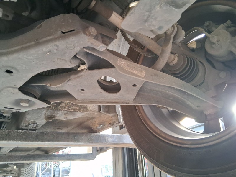 Recambio de brazo suspension inferior delantero izquierdo para hyundai ix20 (jc) 1.4 referencia OEM IAM 545001P100  