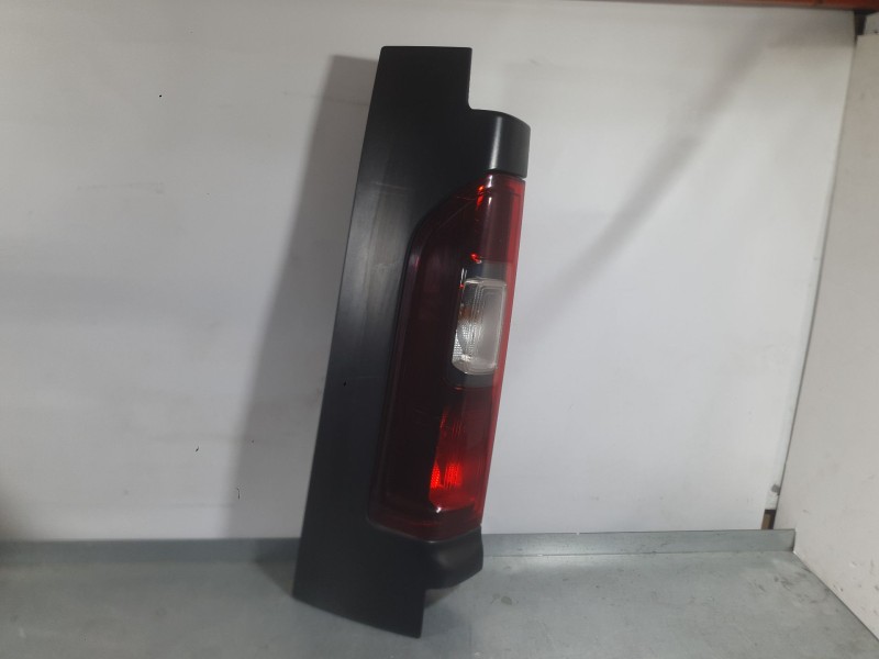 Recambio de piloto trasero izquierdo para renault trafic iii autobús (jg_) 1.6 dci 120 (jgmb) referencia OEM IAM 265556737R  
