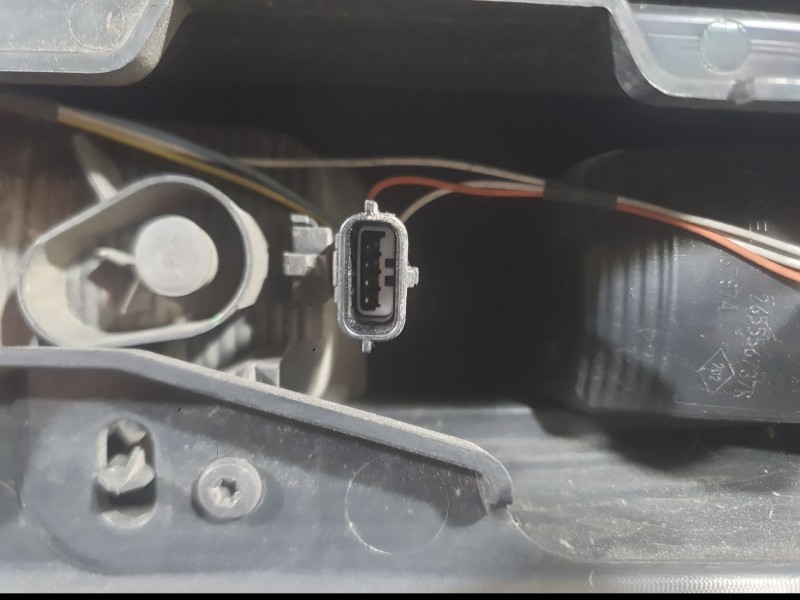 Recambio de piloto trasero izquierdo para renault trafic iii autobús (jg_) 1.6 dci 120 (jgmb) referencia OEM IAM 265556737R  