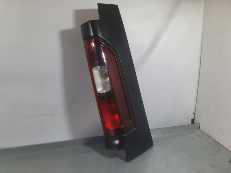 Recambio de piloto trasero derecho para renault trafic iii autobús (jg_) 1.6 dci 120 (jgmb) referencia OEM IAM 265504656R  