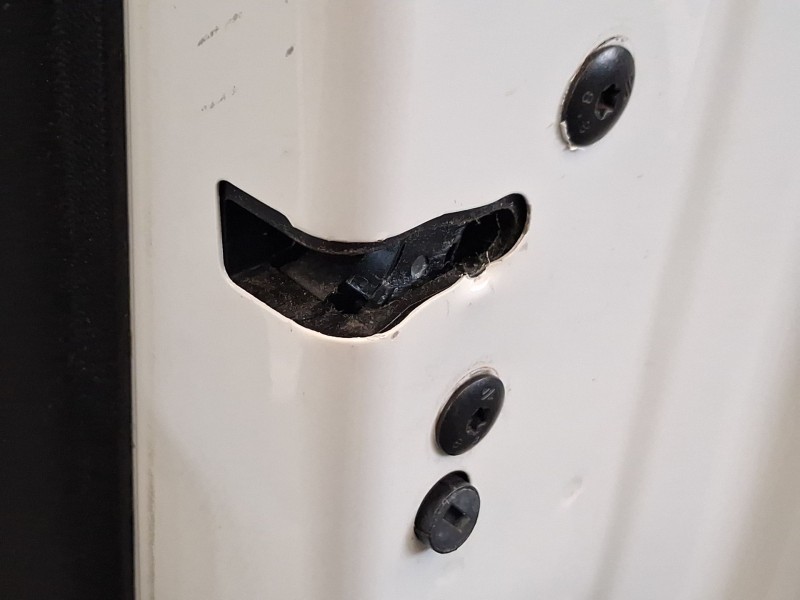 Recambio de cerradura puerta delantera derecha para peugeot 2008 ii (ud_, us_, uy_, uj_, ur_, uc_) e-2008 referencia OEM IAM 984