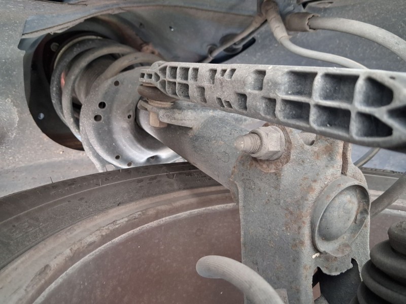 Recambio de amortiguador delantero derecho para seat arona (kj7, kjp) 1.0 tgi referencia OEM IAM 2Q0413032BB  