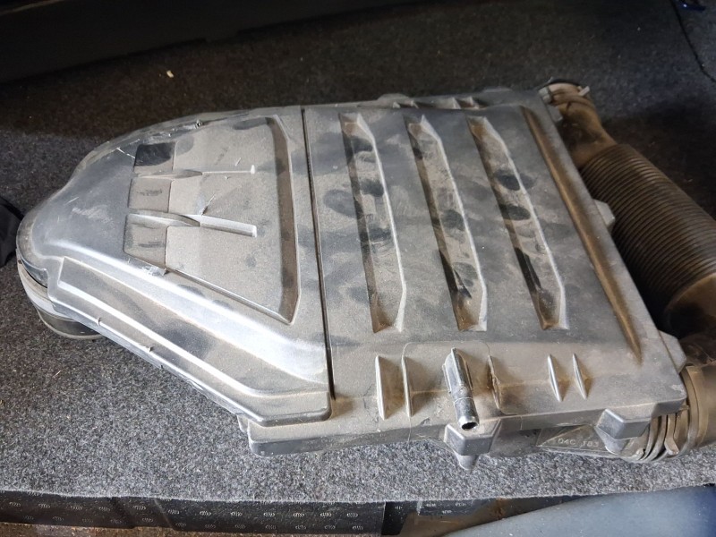 Recambio de carcasa filtro aire para seat arona (kj7, kjp) 1.0 tgi referencia OEM IAM 04C129601M  