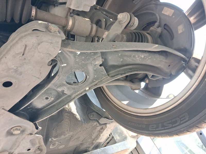 Recambio de brazo suspension inferior delantero izquierdo para hyundai veloster (fs) 1.6 gdi referencia OEM IAM 545002V000  