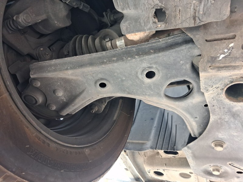 Recambio de brazo suspension inferior delantero derecho para opel combo tour (x12) 1.3 cdti (c26, d26, e26, c05) referencia OEM 
