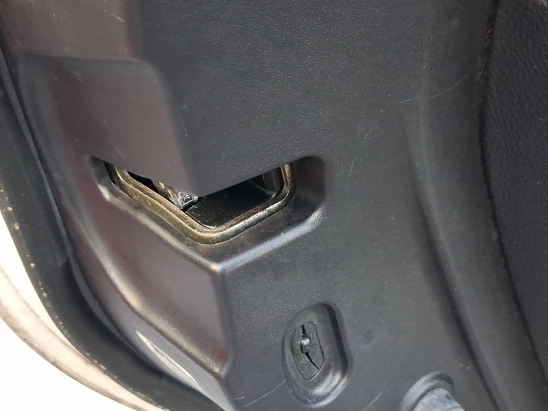 Recambio de cerradura puerta trasera izquierda para lexus is ii (_e2_) 200d (ale20_) referencia OEM IAM 6906053040  