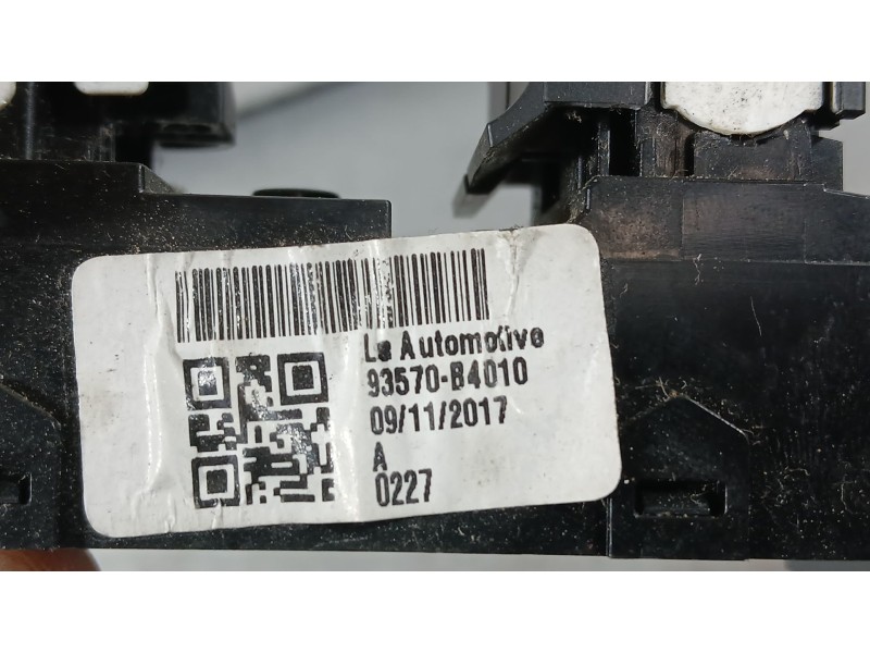 Recambio de mando elevalunas delantero izquierdo para hyundai i10 ii (ba, ia) 1.2 referencia OEM IAM 93570B42004 C/MANDO RETROVI