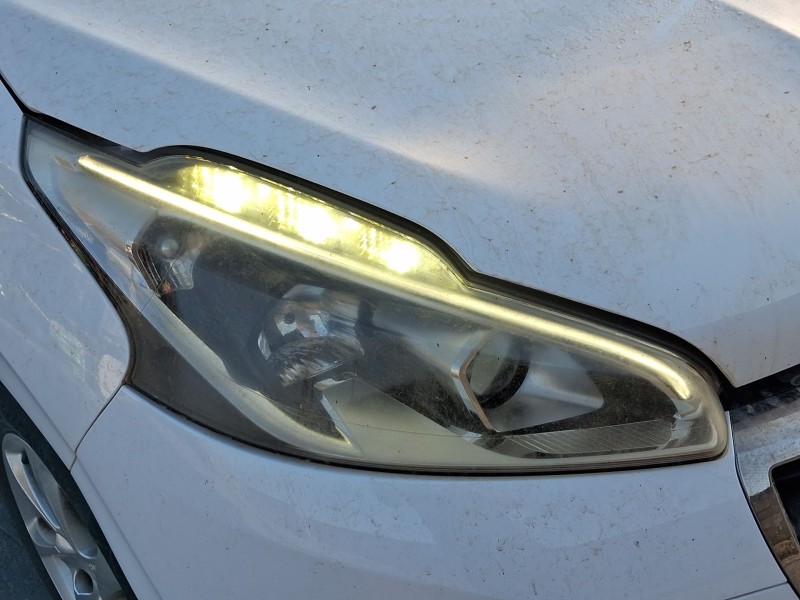 Recambio de faro derecho para peugeot 208 i (ca_, cc_) 1.2 vti 82 referencia OEM IAM 1685352780 PULIR 