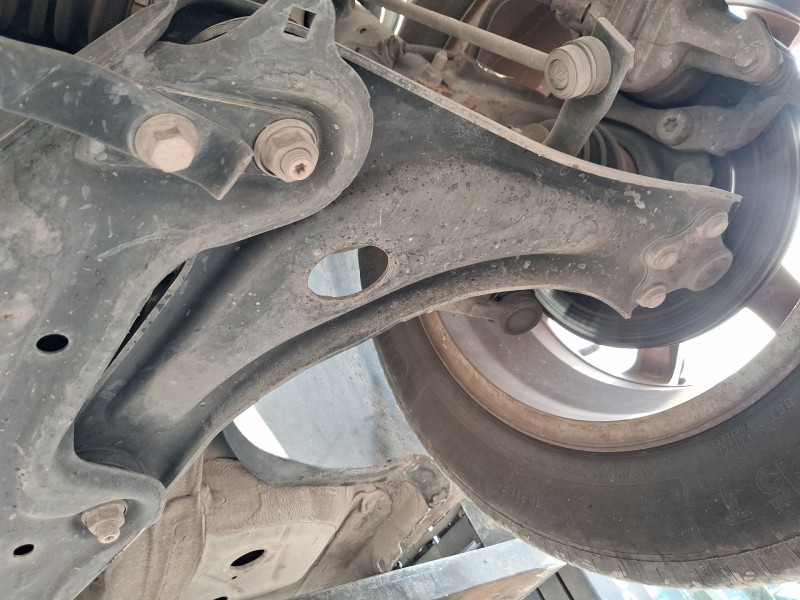 Recambio de brazo suspension inferior delantero izquierdo para peugeot 208 i (ca_, cc_) 1.2 vti 82 referencia OEM IAM 1673629480