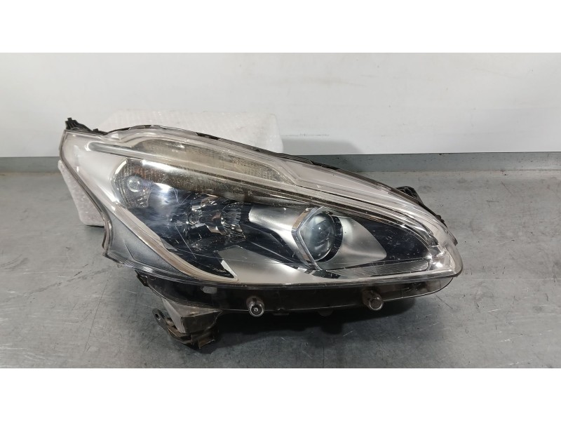 Recambio de faro derecho para peugeot 208 i (ca_, cc_) 1.2 vti 82 referencia OEM IAM 1685352780  