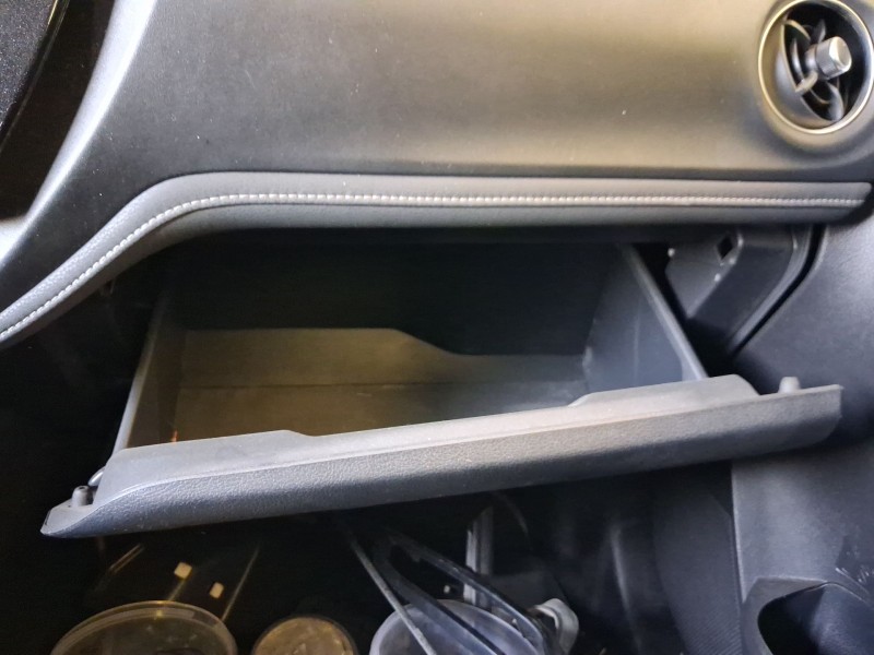 Recambio de guantera para toyota auris (_e18_) 1.8 hybrid (zwe186_) referencia OEM IAM 5555002290C2  