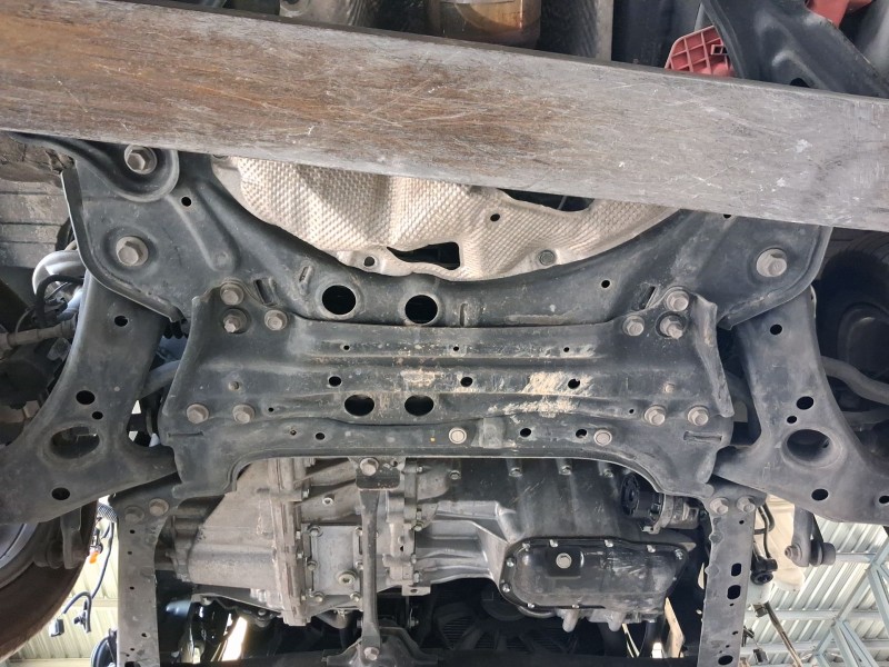 Recambio de puente delantero para toyota auris (_e18_) 1.8 hybrid (zwe186_) referencia OEM IAM 5120102102  