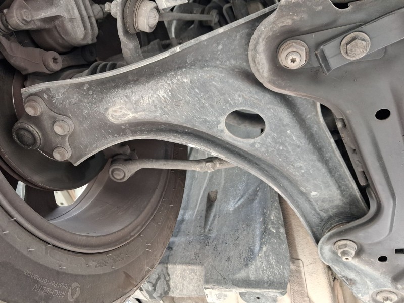 Recambio de brazo suspension inferior delantero derecho para citroën c3 iii (sx) 1.2 vti 82 referencia OEM IAM 1673629880  