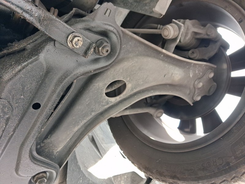 Recambio de brazo suspension inferior delantero izquierdo para citroën c3 iii (sx) 1.2 vti 82 referencia OEM IAM 1673629480  