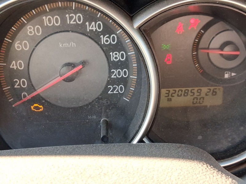 nissan tiida hatchback (c11) del año 2008