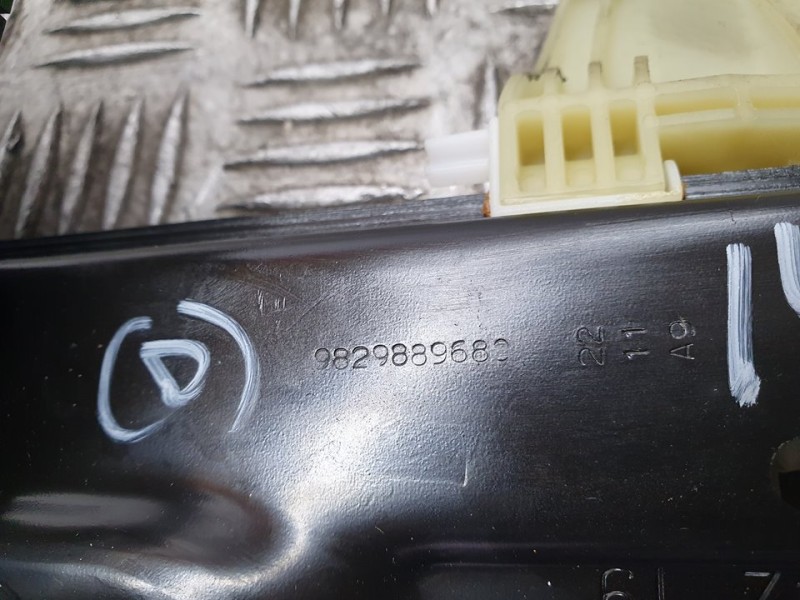 Recambio de elevalunas delantero derecho para peugeot traveller autobus referencia OEM IAM 9829889680  ELECTRICO