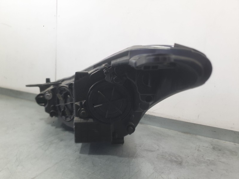 Recambio de faro derecho para hyundai i30 (gd) 1.6 crdi referencia OEM IAM 92102A6020  
