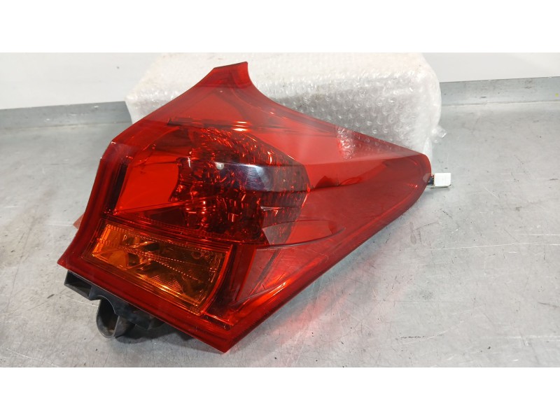 Recambio de piloto trasero derecho exterior para toyota auris (_e18_) 1.4 d-4d (nde180_) referencia OEM IAM 8155102740  