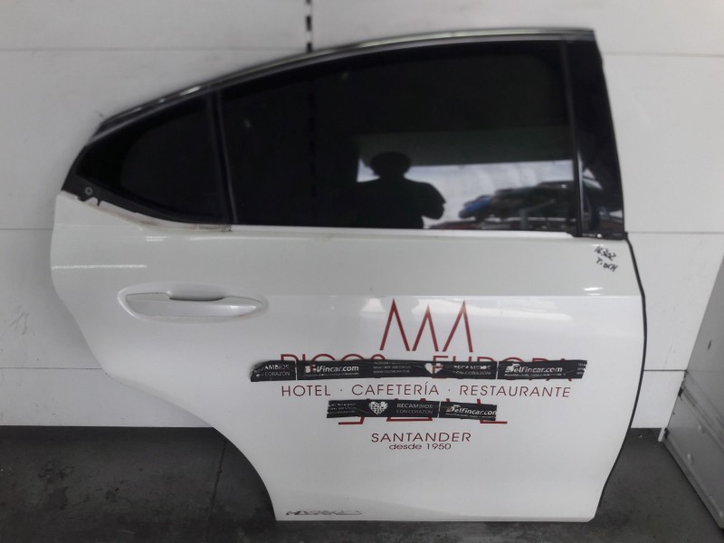 Recambio de puerta trasera derecha para lexus es 300h referencia OEM IAM 6700333301 SIN LAMELUNAS 