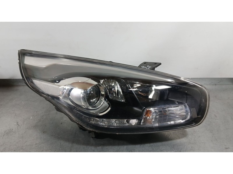 Recambio de faro derecho para kia carens iv 1.6 gdi referencia OEM IAM 92102A4020  