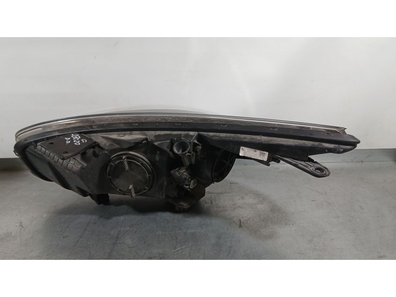 Recambio de faro derecho para kia carens iv 1.6 gdi referencia OEM IAM 92102A4020  