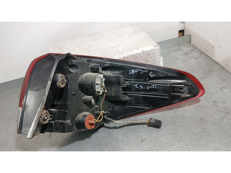 Recambio de piloto trasero izquierdo exterior para kia carens iv 1.6 gdi referencia OEM IAM 92401A4020  