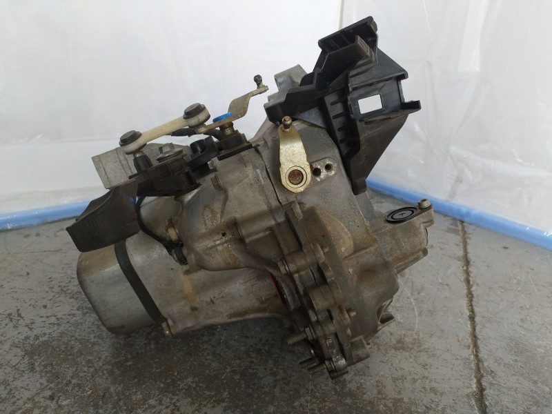Recambio de caja cambios para peugeot 208 signature referencia OEM IAM 20A704 1137314 5 VELOCIDADES