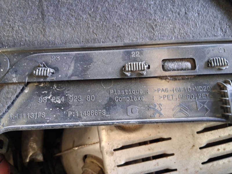 Recambio de tapa motor para citroën c4 cactus 1.2 thp 110 referencia OEM IAM   