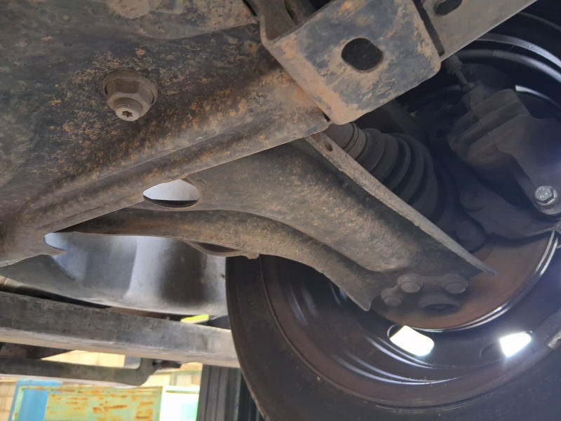 Recambio de brazo suspension inferior delantero izquierdo para citroën c-elysee (dd_) 1.6 bluehdi 100 referencia OEM IAM 9675031