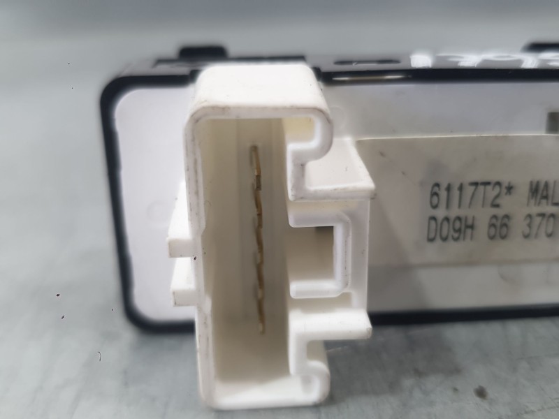 Recambio de mando elevalunas delantero derecho para mazda 2 hatchback (dl, dj) 1.5 skyactiv-g referencia OEM IAM D09H66370  