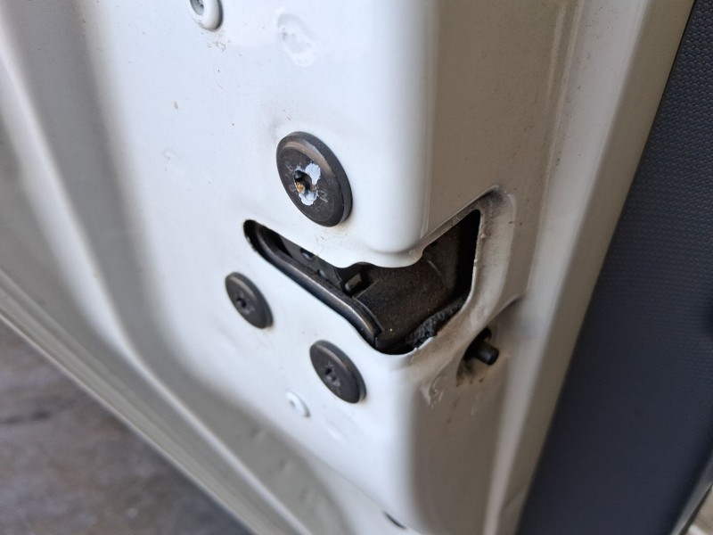 Recambio de cerradura puerta trasera izquierda para renault zoe (bfm_) zoe referencia OEM IAM 825030072R  