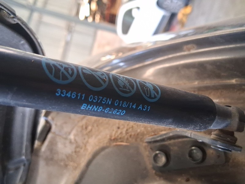 Recambio de amortiguadores maletero / porton para mazda 3 (bm, bn) 2.0 referencia OEM IAM BHN963620  