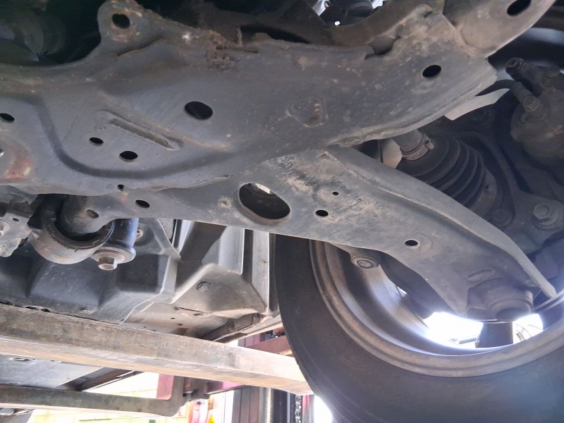 Recambio de brazo suspension inferior delantero izquierdo para mazda 3 (bm, bn) 2.0 referencia OEM IAM B60P34350H  