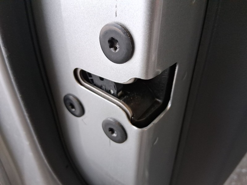 Recambio de cerradura puerta delantera izquierda para mg zs suv (azs1) 1.5 vti referencia OEM IAM 10640587  