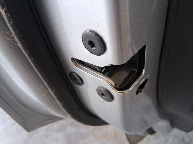 Recambio de cerradura puerta trasera izquierda para mg zs suv (azs1) 1.5 vti referencia OEM IAM 10640593  