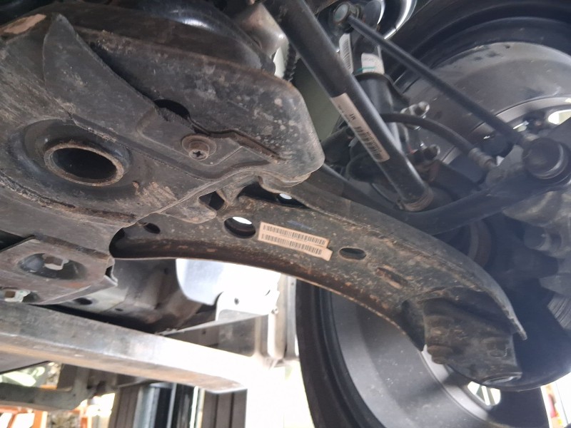 Recambio de brazo suspension inferior delantero izquierdo para mg zs suv (azs1) 1.5 vti referencia OEM IAM 11048892  