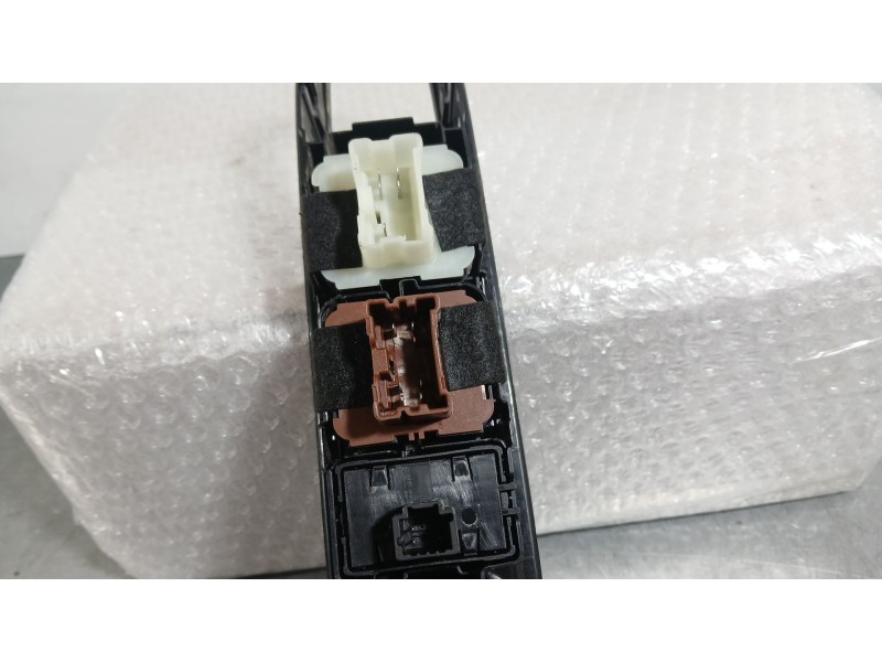 Recambio de mando elevalunas delantero izquierdo para dacia sandero iii 1.0 tce 90 referencia OEM IAM 254112588R  