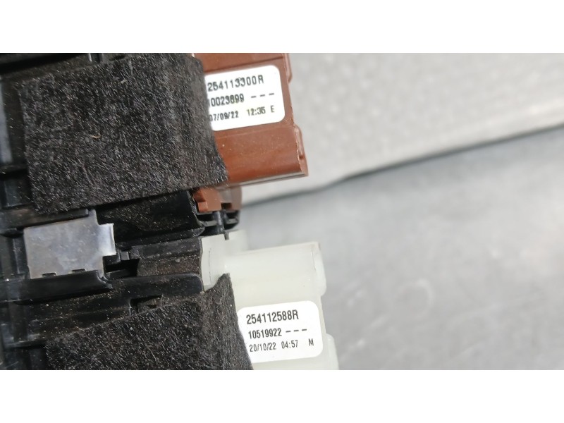 Recambio de mando elevalunas delantero izquierdo para dacia sandero iii 1.0 tce 90 referencia OEM IAM 254112588R  