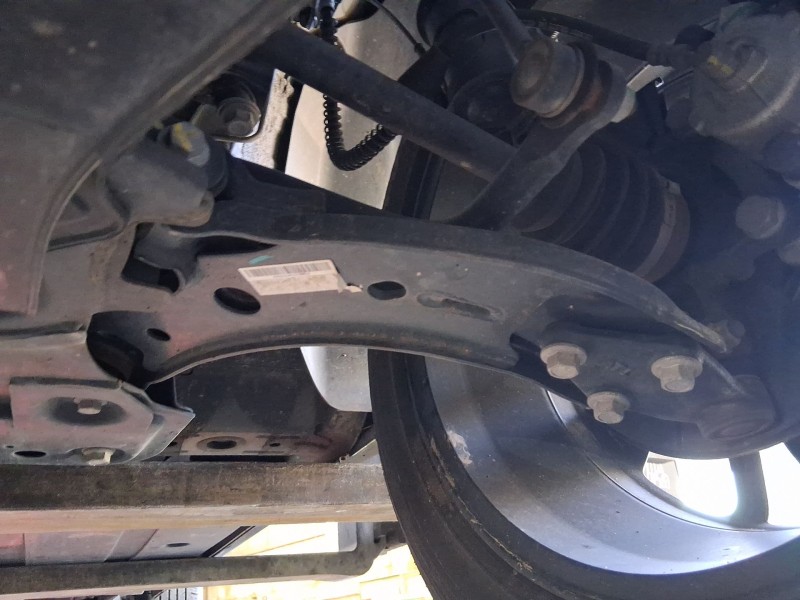 Recambio de brazo suspension inferior delantero izquierdo para mg zs suv (azs1) 1.5 vti referencia OEM IAM 11048892  