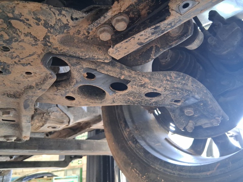 Recambio de brazo suspension inferior delantero izquierdo para toyota c-hr (_x1_) 1.8 hybrid (zyx10_, zyx11_) referencia OEM IAM