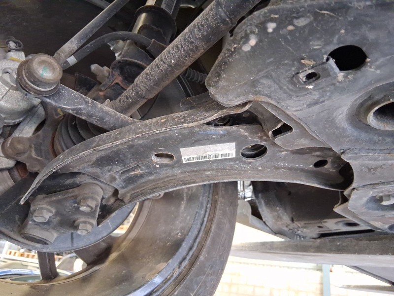 Recambio de brazo suspension inferior delantero derecho para mg zs suv (azs1) 1.5 vti referencia OEM IAM 11048895  