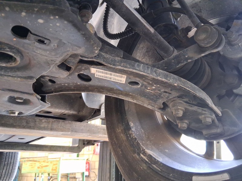 Recambio de brazo suspension inferior delantero izquierdo para mg zs suv (azs1) 1.5 vti referencia OEM IAM 11048892  