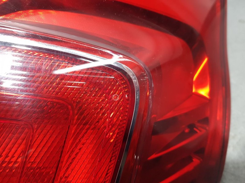 Recambio de piloto trasero derecho para ford fiesta (ccn) ambiente referencia OEM IAM 1877010  ROZADO