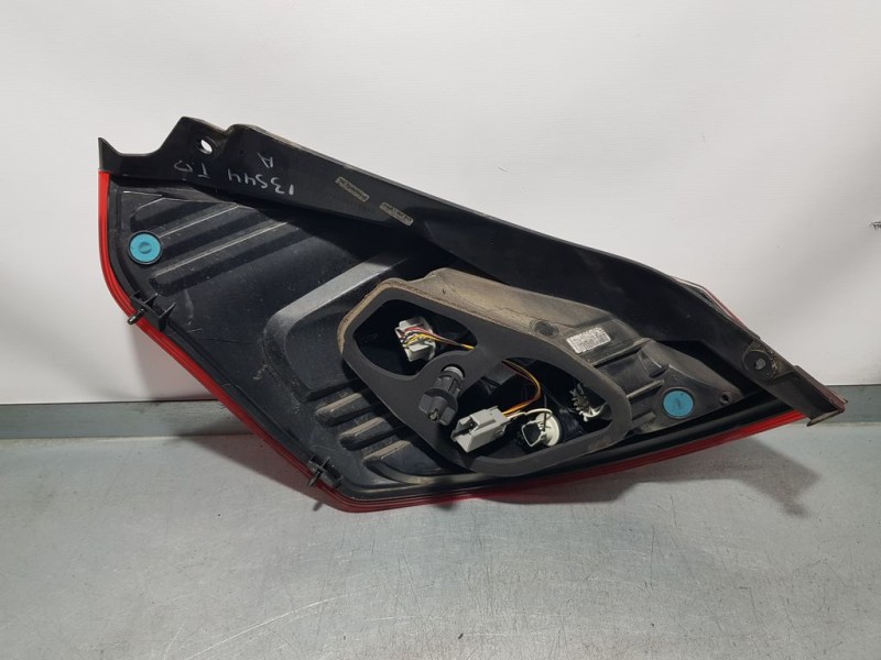 Recambio de piloto trasero derecho para ford fiesta (ccn) ambiente referencia OEM IAM 1877010  ROZADO