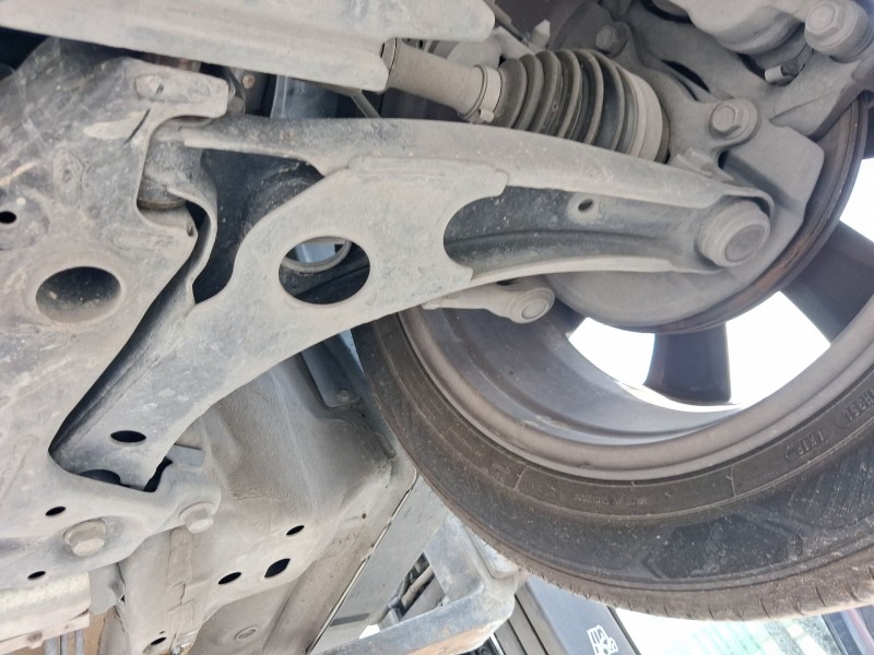 Recambio de brazo suspension inferior delantero izquierdo para mitsubishi outlander ii van (cw_w) di-d 4wd (cw1w) referencia OEM
