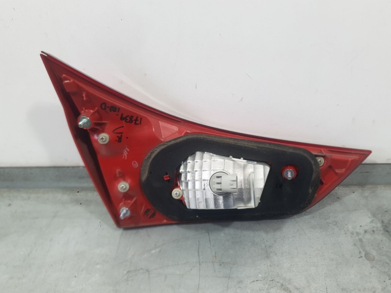 Recambio de piloto trasero derecho interior para toyota auris (_e18_) 2.0 d-4d (ade186_) referencia OEM IAM 8158102460  