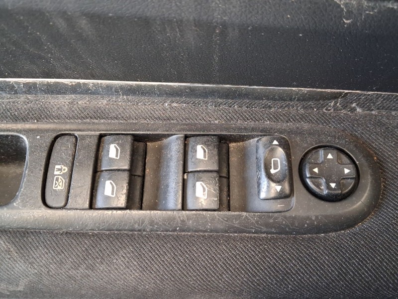 Recambio de mando elevalunas delantero izquierdo para peugeot 5008 (0u_, 0e_) 1.6 hdi referencia OEM IAM 6490X5 C/MANDO RETROVIS