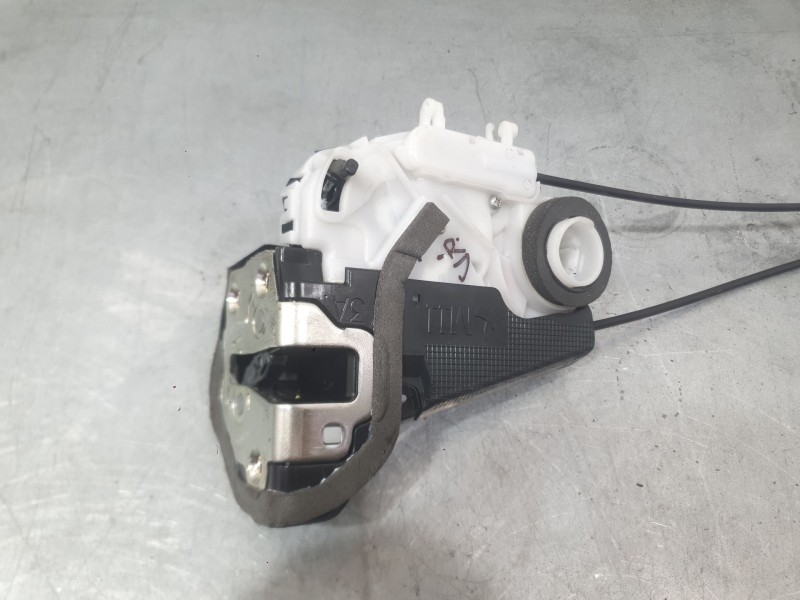 Recambio de cerradura puerta trasera derecha para toyota yaris (_p13_) 1.5 (nsp131_) referencia OEM IAM 69050K0040  