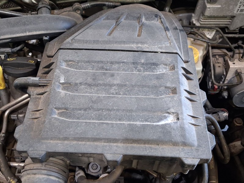 Recambio de carcasa filtro aire para skoda fabia iii (nj3) 1.0 tsi referencia OEM IAM 04C129601N  